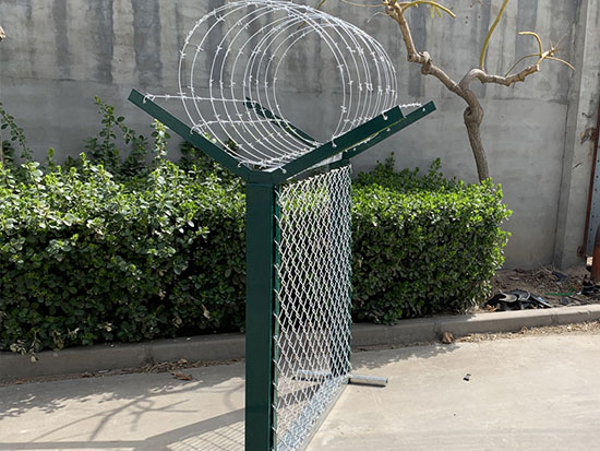 鋁包鋼機場隔離網圖片3